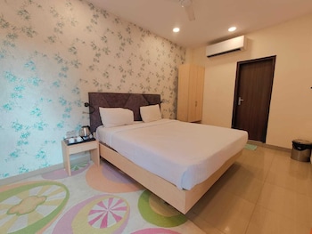 Signature Luxeinn Hotel,Plot No 1 Near Sky Mansion  Chhattarpur,2 star