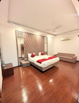 Signature Luxeinn Hotel,Plot No 1 Near Sky Mansion  Chhattarpur,2 star