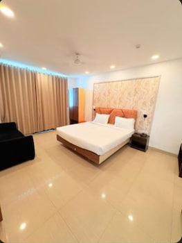 Signature Luxeinn Hotel,Plot No 1 Near Sky Mansion  Chhattarpur,2 star