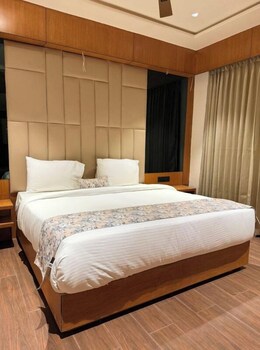 Hariganga S The Lake Attitude,New Bye Pass,2 star