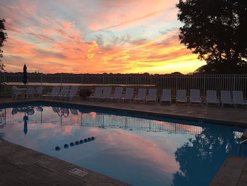 Bayside Resort Hotel,Cape Cod>>Barnstable County,3 star