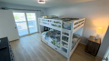 Bayfront W/Docks & Fish 3 Patios Prime Location 2 Bedroom Apts,203 West Marlin Street,3 star
