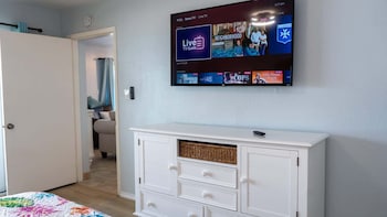 Bayfront W/Docks & Fish 3 Patios Prime Location 2 Bedroom Apts,203 West Marlin Street,3 star