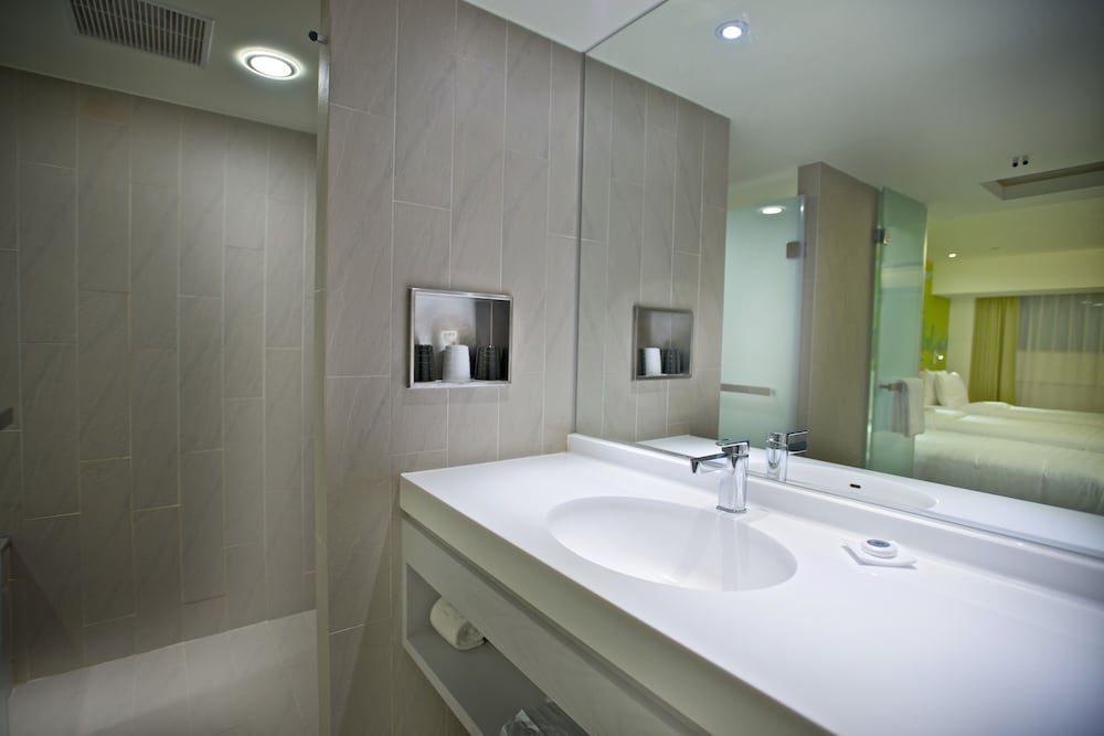 fx inn kaohsiung zhonghua road branch