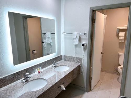 days inn and suites by wyndham santa rosa