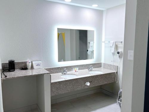 days inn and suites by wyndham santa rosa