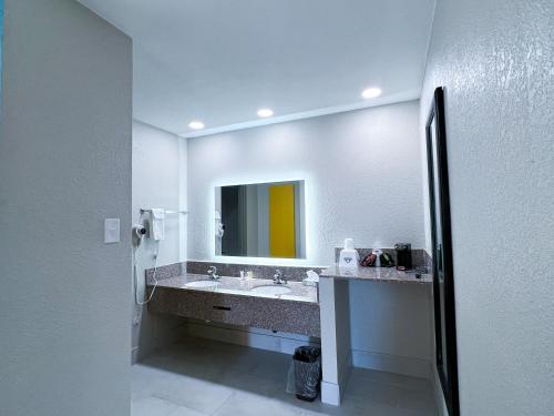 days inn and suites by wyndham santa rosa
