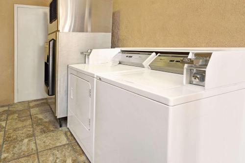 days inn and suites by wyndham santa rosa