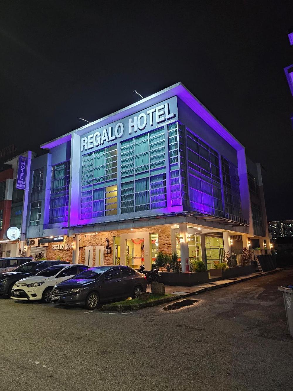 regalo hotel with lift