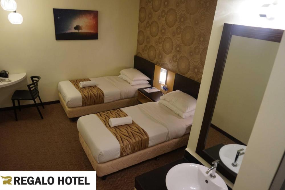 regalo hotel with lift