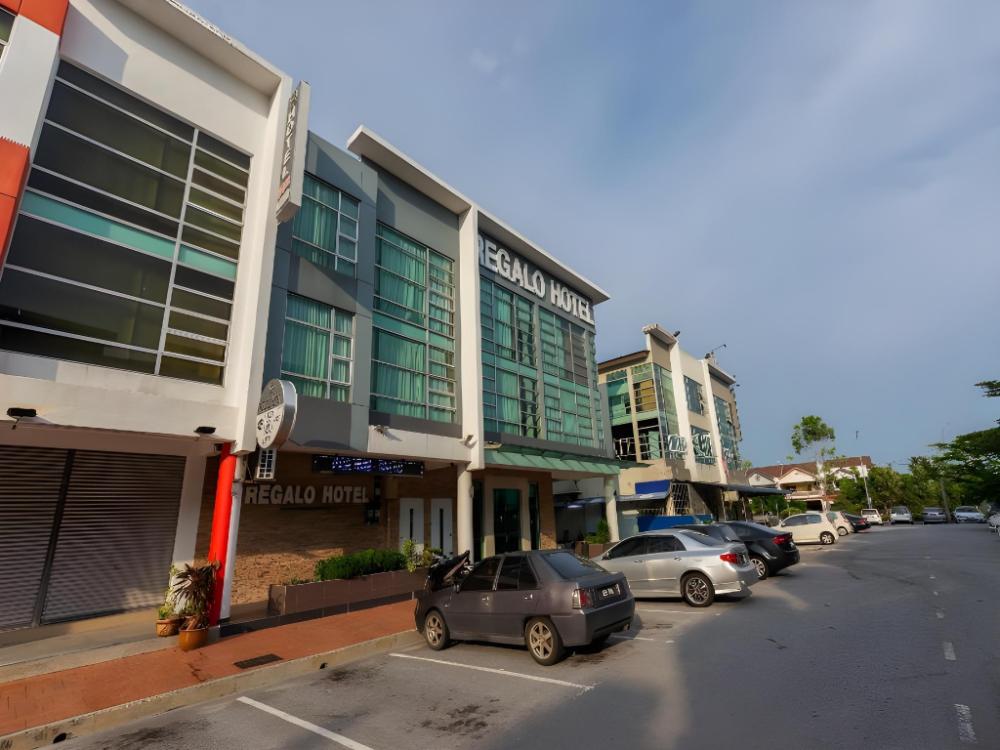 regalo hotel with lift