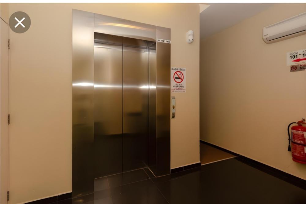 regalo hotel with lift