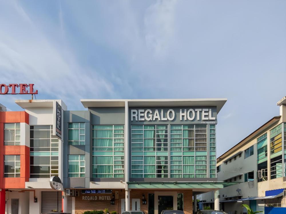 regalo hotel with lift