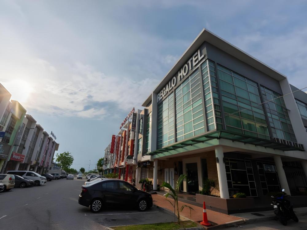 regalo hotel with lift