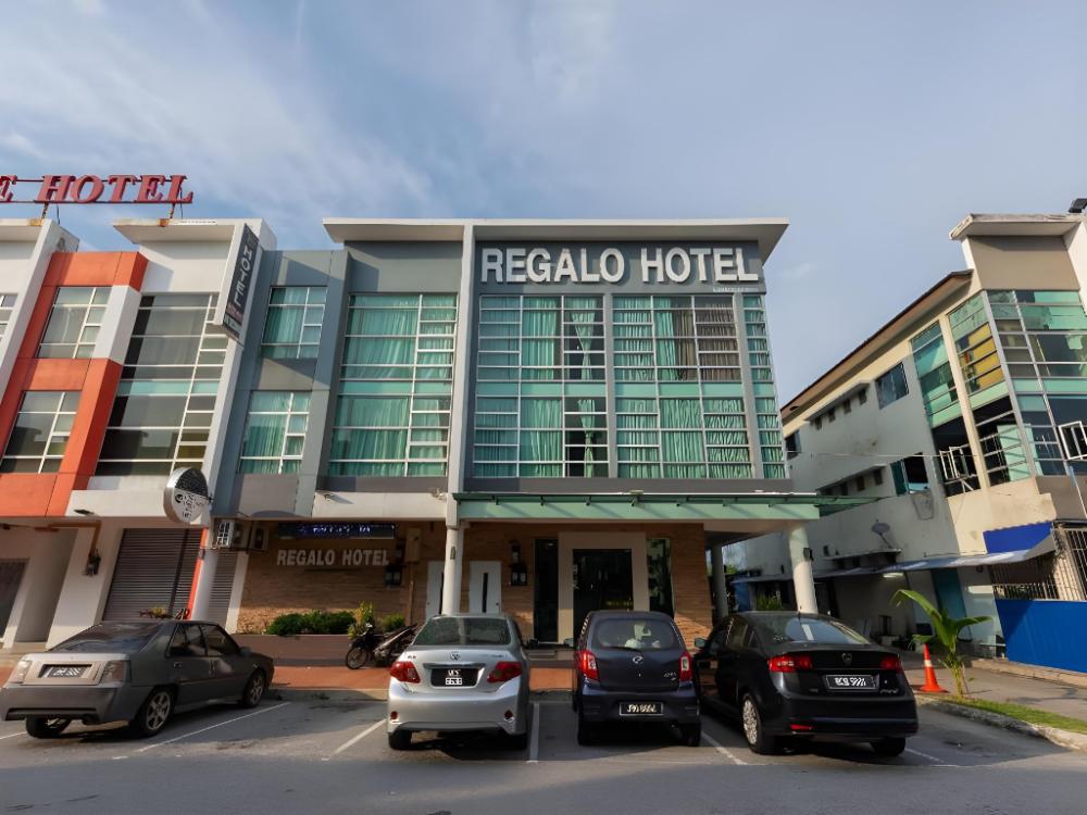 regalo hotel with lift