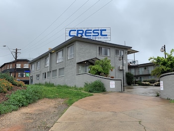 crest motor inn