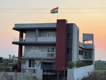 Infinity Resort & Restaurant Inb,732/1 Mhow Mandleshwar Road Near Army War College Mhow 453441 District Indore M.P.,2 star