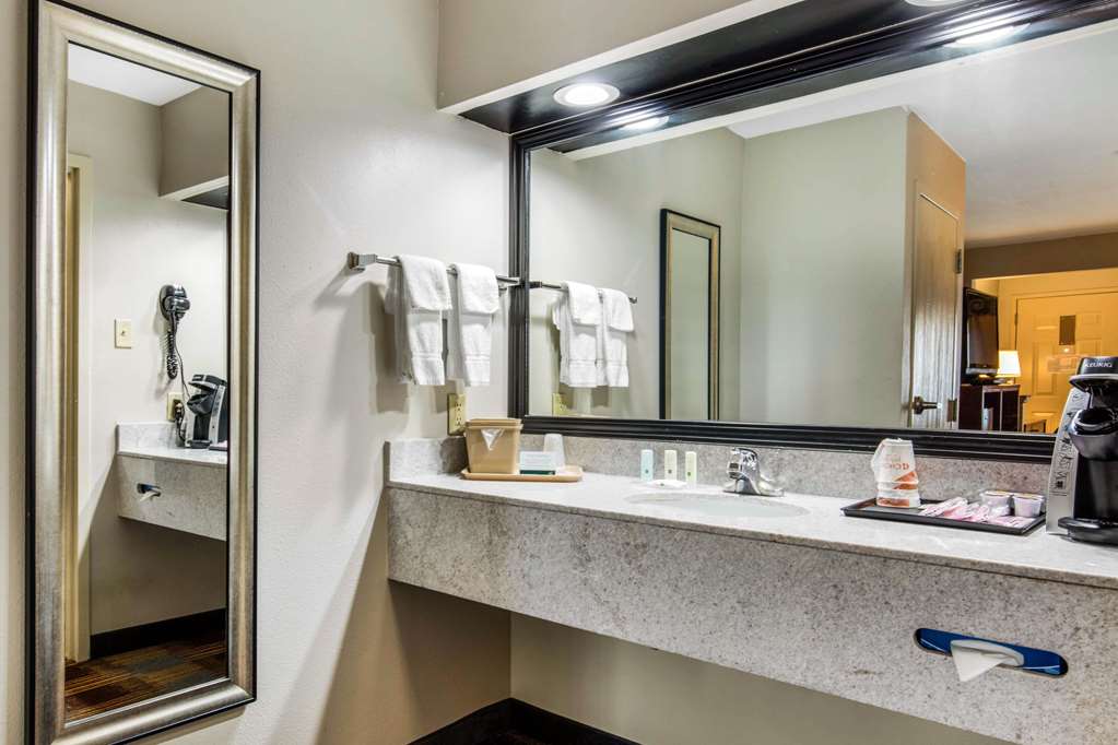 quality inn airport i 240