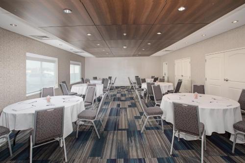 holiday inn express and suites great bend by ihg