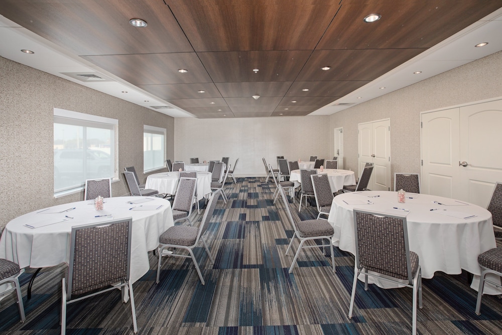 holiday inn express and suites great bend by ihg