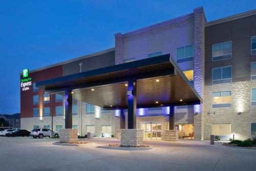 holiday inn express and suites great bend by ihg