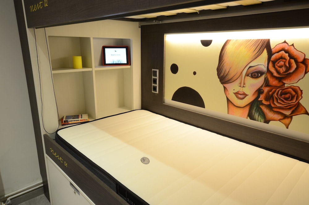 free hostels barcelona