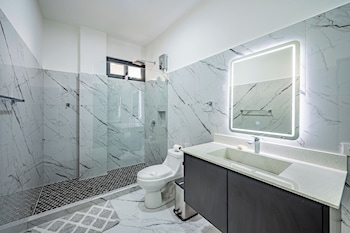 oz hotel and sports bar