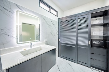 oz hotel and sports bar