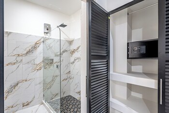 oz hotel and sports bar