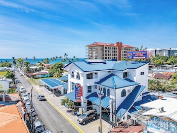 oz hotel and sports bar