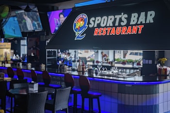 oz hotel and sports bar