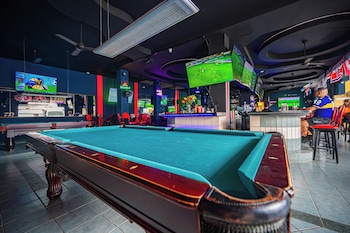 oz hotel and sports bar