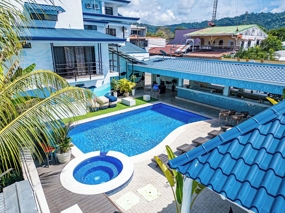 oz hotel and sports bar