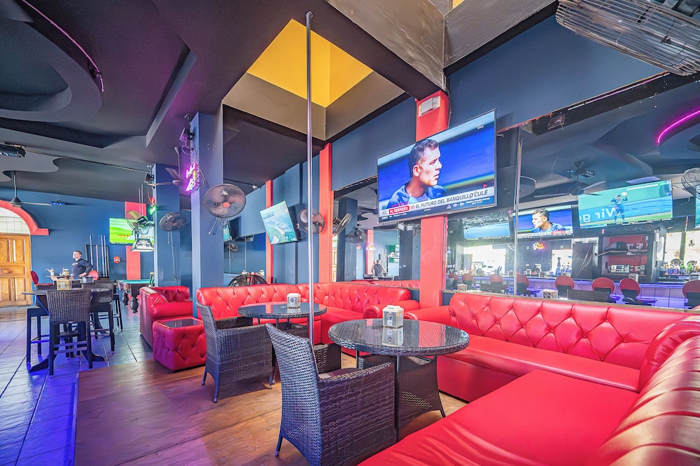 oz hotel and sports bar