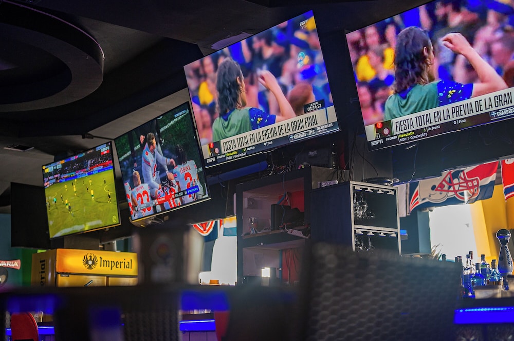 oz hotel and sports bar