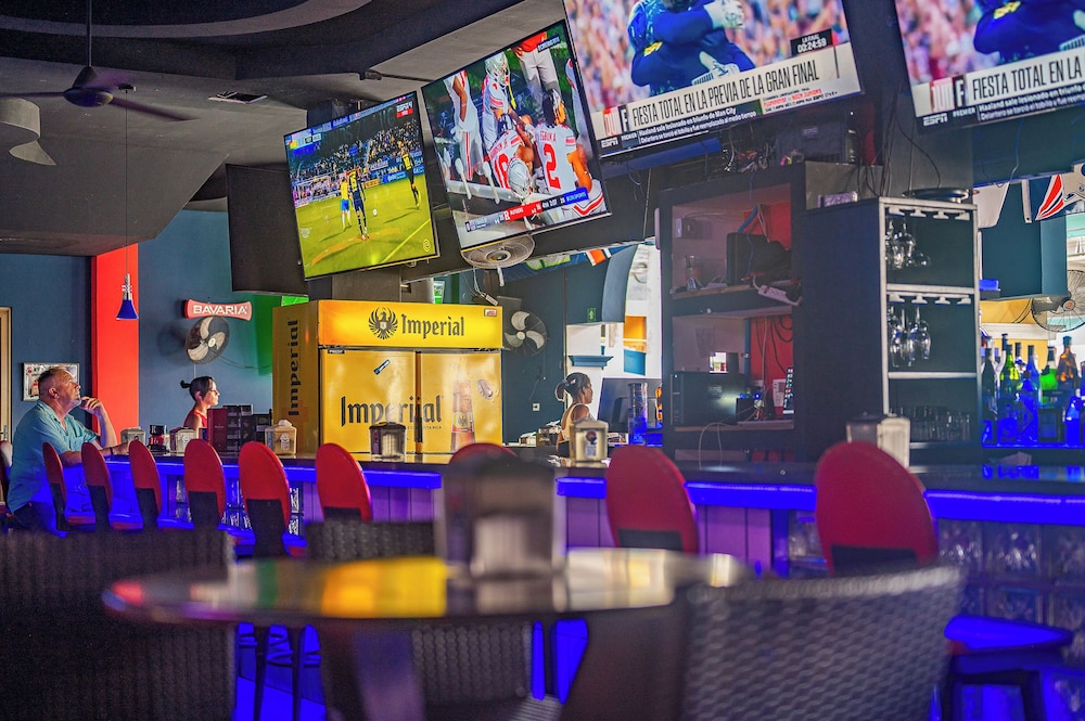 oz hotel and sports bar