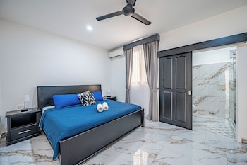 oz hotel and sports bar