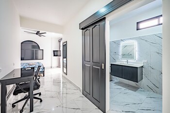 oz hotel and sports bar