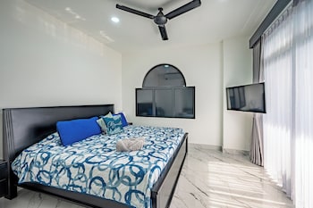 oz hotel and sports bar