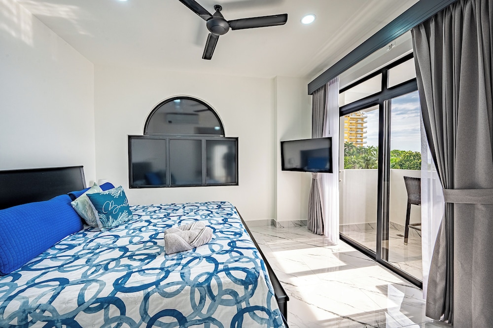 oz hotel and sports bar