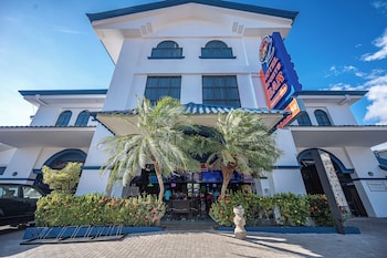 oz hotel and sports bar