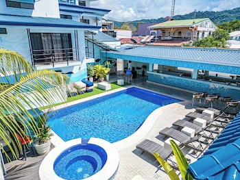 oz hotel and sports bar