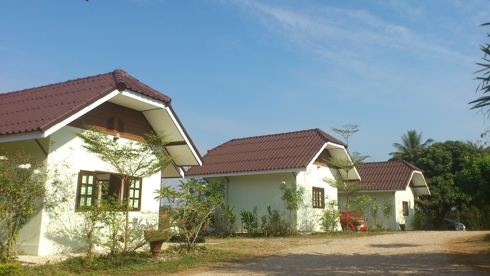 Suan Lamyai Resort,Near Wangsaphung Pavilion,2 star