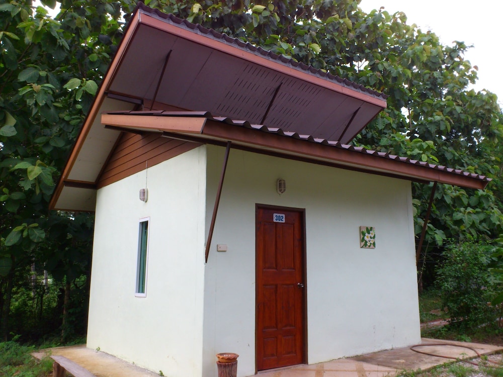 Suan Lamyai Resort,Near Wangsaphung Pavilion,2 star