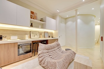 Le Petit Luxe Parisien,19 Rue De Naples 75008 Paris France,4 star