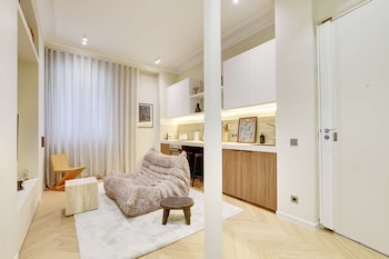 Le Petit Luxe Parisien,19 Rue De Naples 75008 Paris France,4 star