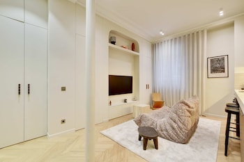 Le Petit Luxe Parisien,19 Rue De Naples 75008 Paris France,4 star