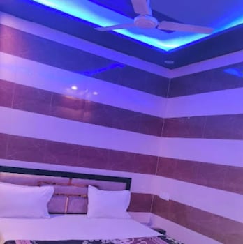 Shri Bhagat Ji Seva Dham,Near Prem Mandir 100 Futa Fly Over Anand Vatika Services Vrindavan, Uttar Pradesh 281121,2 star