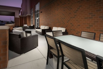 hampton inn and suites syracuse carrier circle