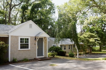 sandwich inn and suites